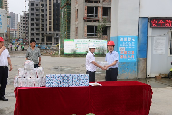 楊曉彬到徽鹽地產(chǎn)定遠(yuǎn)、泗縣項目公司開展高溫慰問