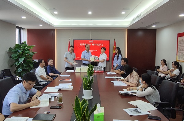 黨課銘初心，贈(zèng)書促學(xué)習(xí)——徽鹽地產(chǎn)集團(tuán)機(jī)關(guān)第二黨支部推動(dòng)黨史學(xué)習(xí)教育再升溫